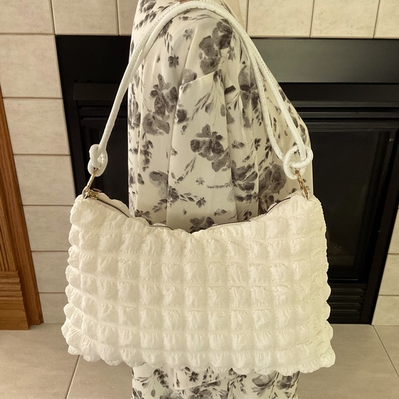 Ring Linked Cream Bubbled Shoulder Bag - Picture 1 of 10